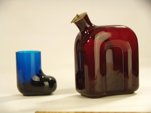 60er Jahre Glasflasche - Likör - Schnaps etc. rot mit blauem Trinkglas
